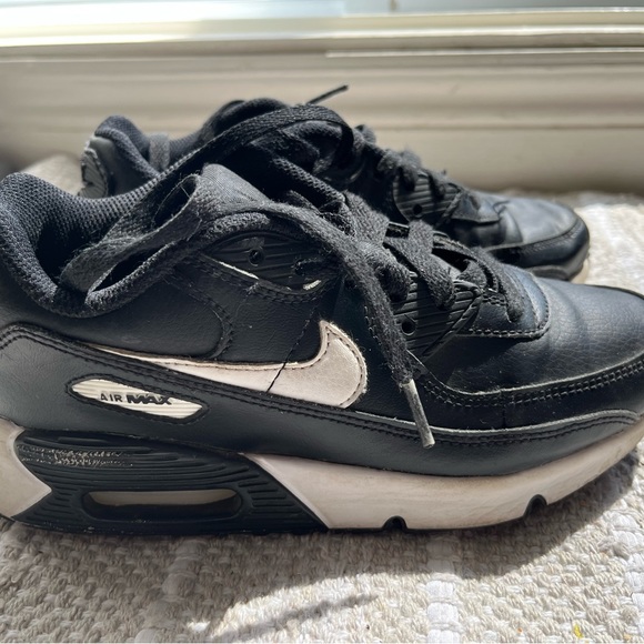 Nike Airmax Sneakers Black and White. Size US 3Y. Great for back to school. - Picture 3 of 4